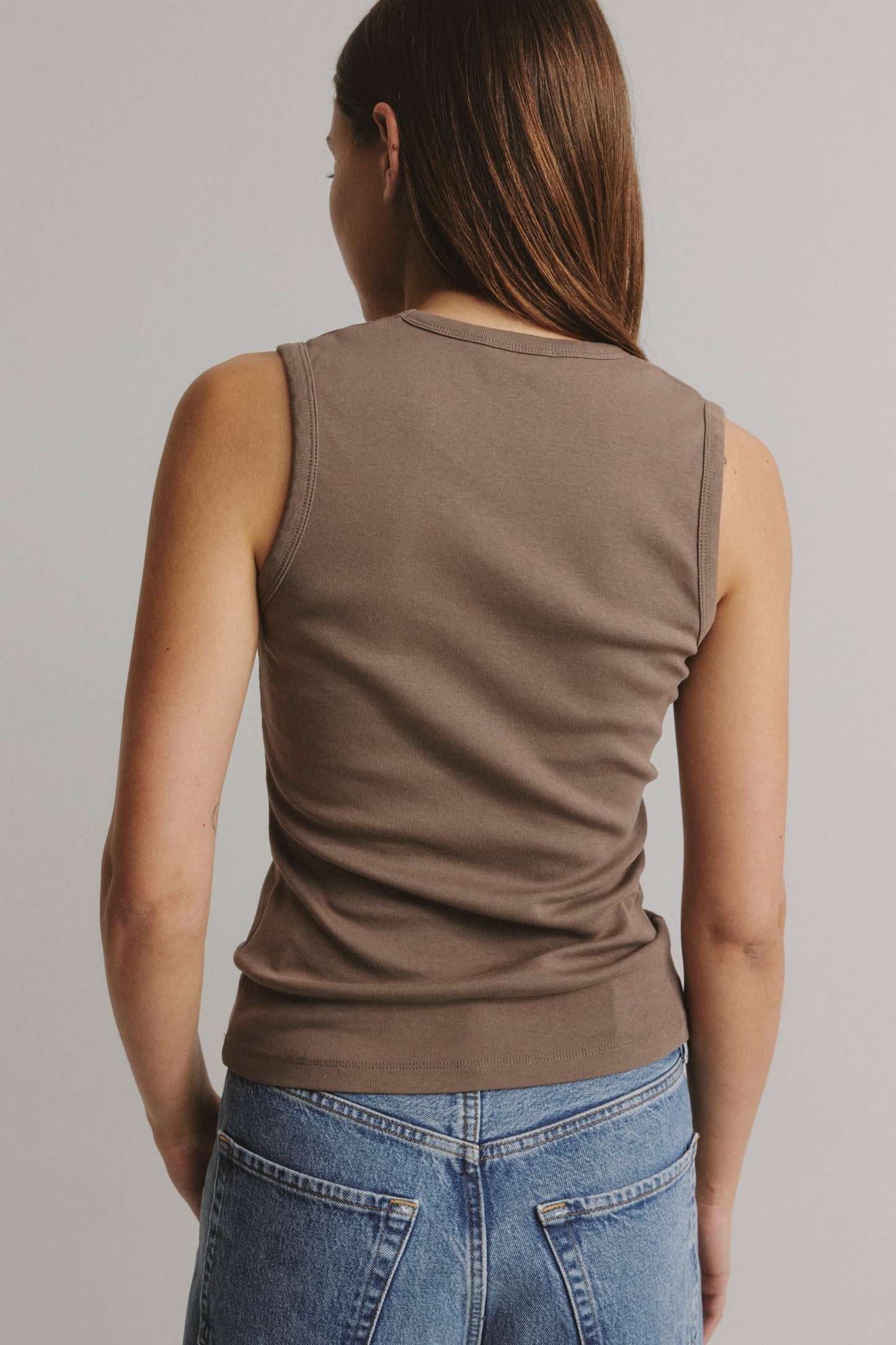 Camiseta sin mangas «The V Neck» en color taupe de Anita Hass - Anita Hass