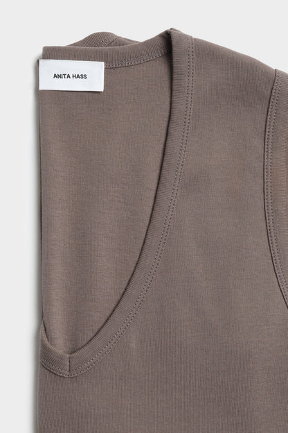 Camiseta sin mangas «The V Neck» en color taupe de Anita Hass - Anita Hass
