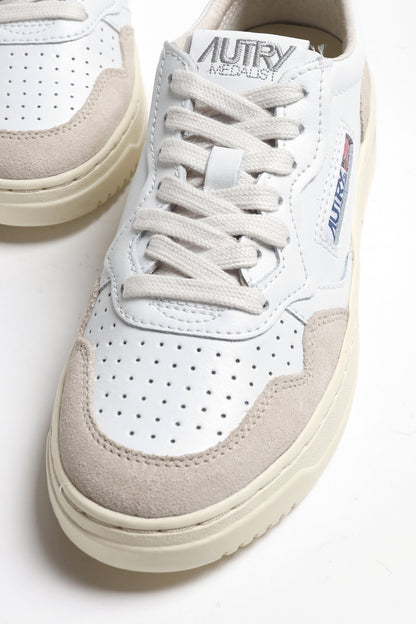 Sneaker Medalist Low Suede in Weiß/Blau Autry