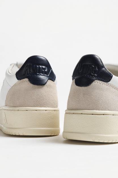 Sneaker Medalist Low Suede in Weiß/Blau Autry