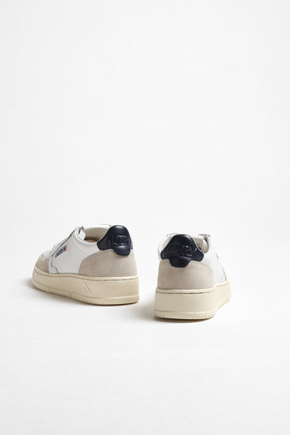 Sneaker Medalist Low Suede in Weiß/Blau Autry