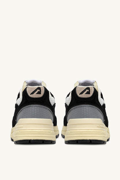 Sneaker Hyperway in Schwarz/Silber Autry