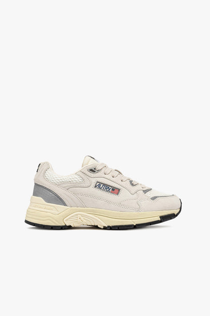 Sneaker Hyperway in Suede White/Silver Autry