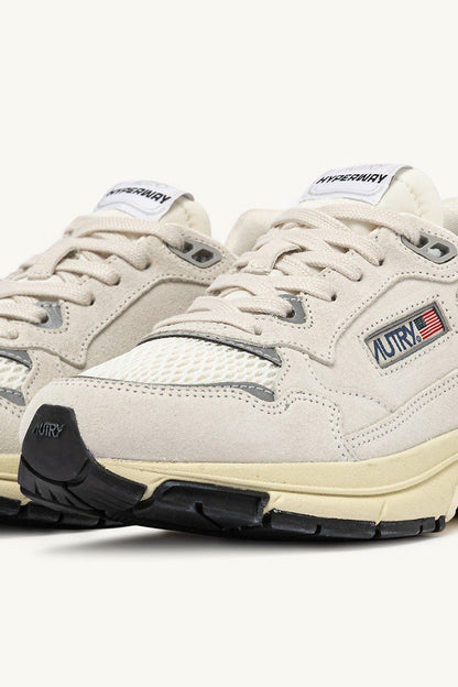 Sneaker Hyperway in Suede White/Silver Autry