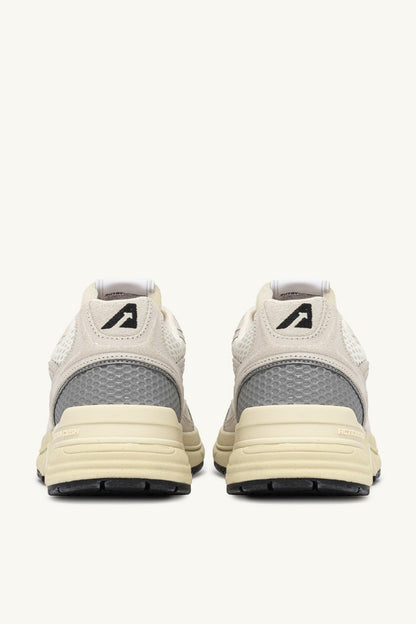 Sneaker Hyperway in Suede White/Silver Autry