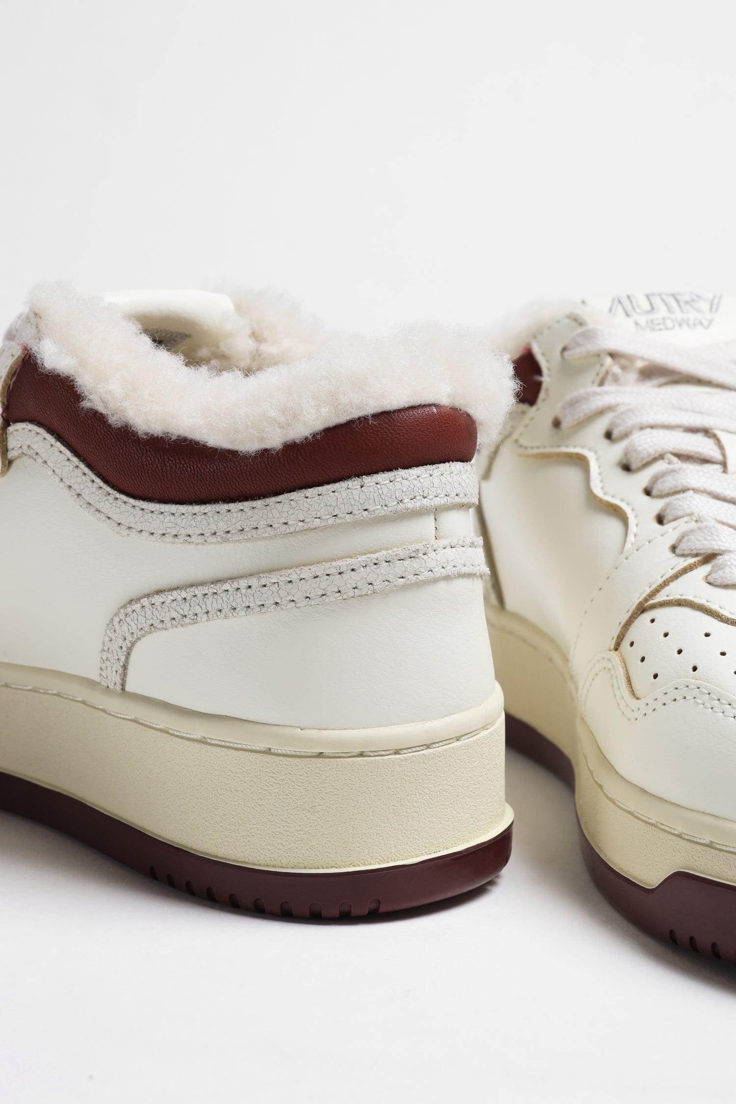 Sneaker Med-Way Shearling in White/Burgund Autry