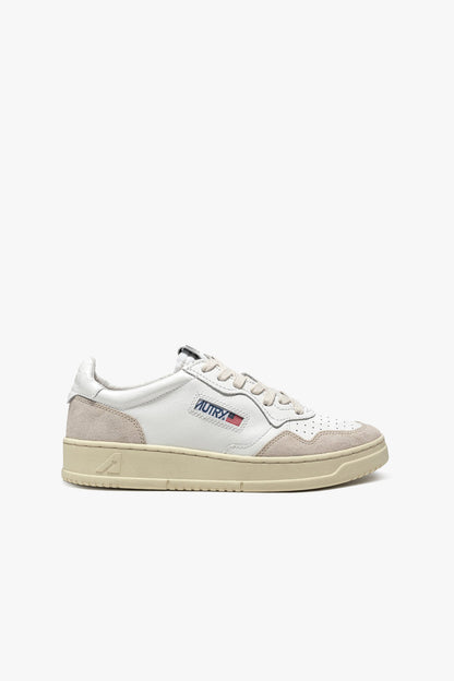 Sneaker Medalist in White/Beige Suede Autry