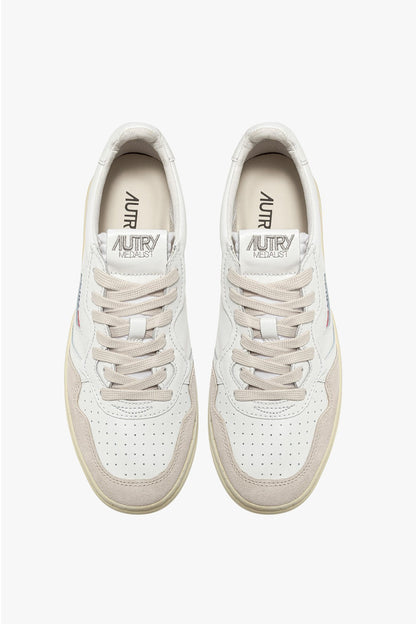 Sneaker Medalist in White/Beige Suede Autry