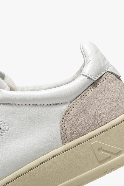 Sneaker Medalist in White/Beige Suede Autry