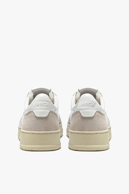 Sneaker Medalist in White/Beige Suede Autry
