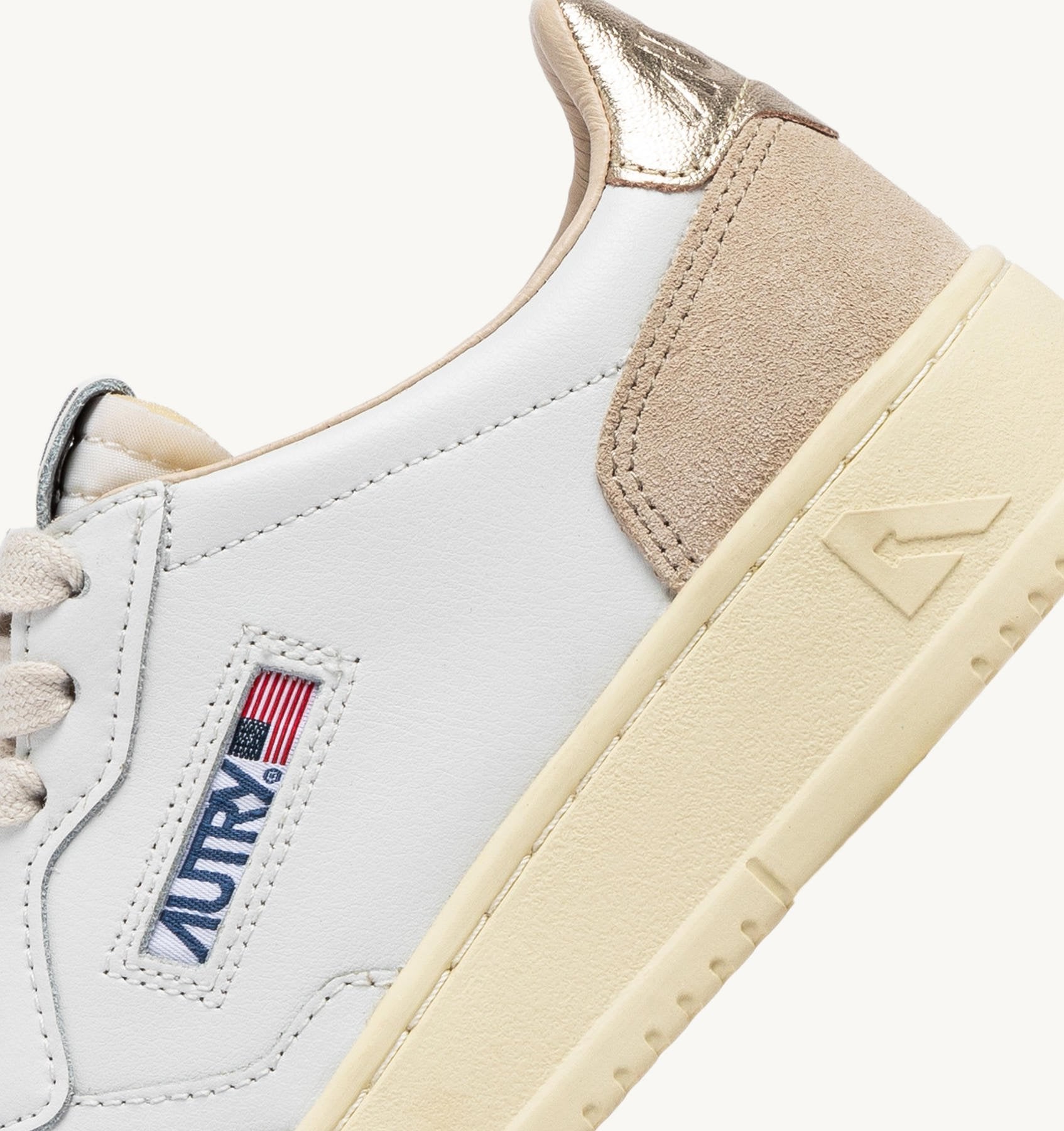 Sneaker Medalist in White/Gold/Beige Suede Autry