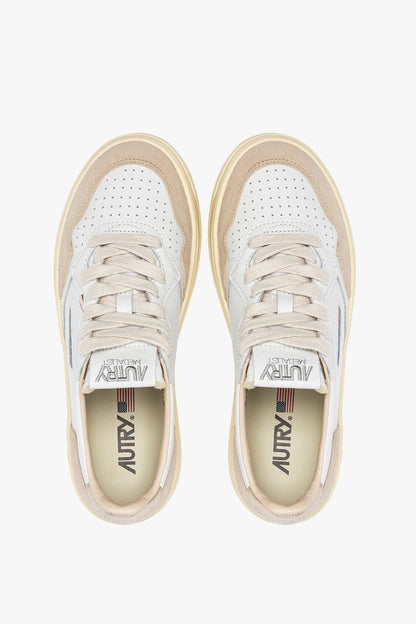 Sneaker Medalist in White/Gold/Beige Suede Autry