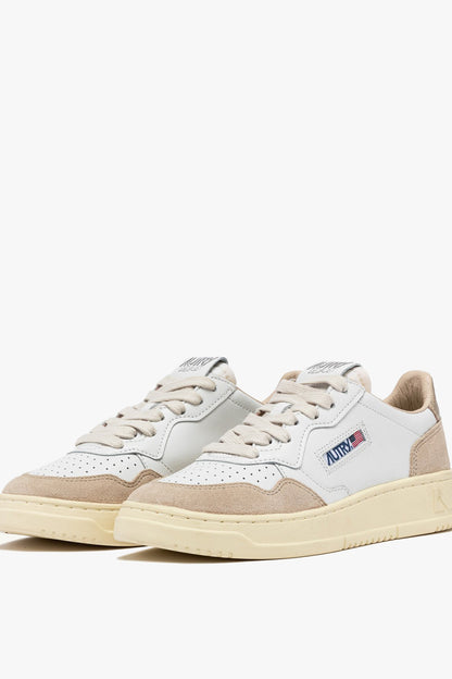 Sneaker Medalist in White/Gold/Beige Suede Autry