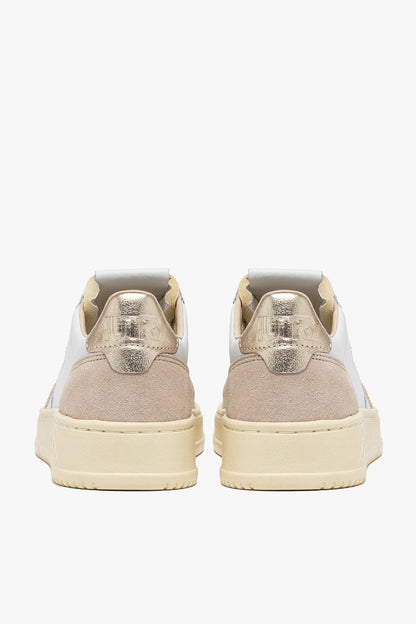 Sneaker Medalist in White/Gold/Beige Suede Autry