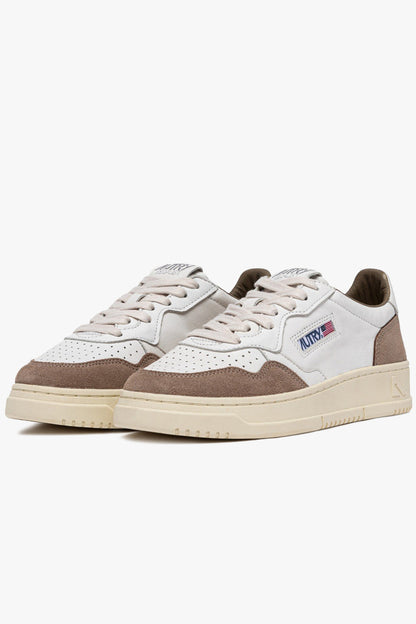 Sneaker Medalist in White/Tobacco Suede Autry