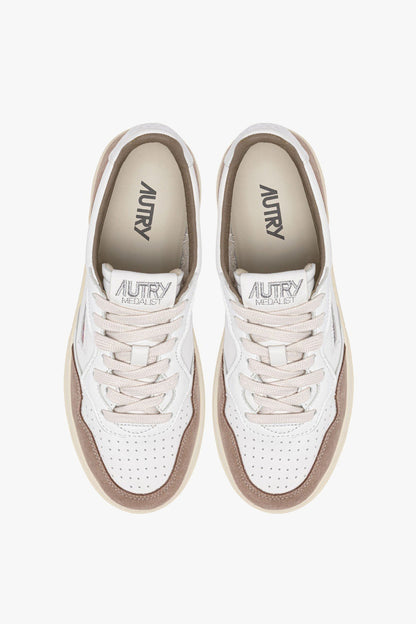 Sneaker Medalist in White/Tobacco Suede Autry