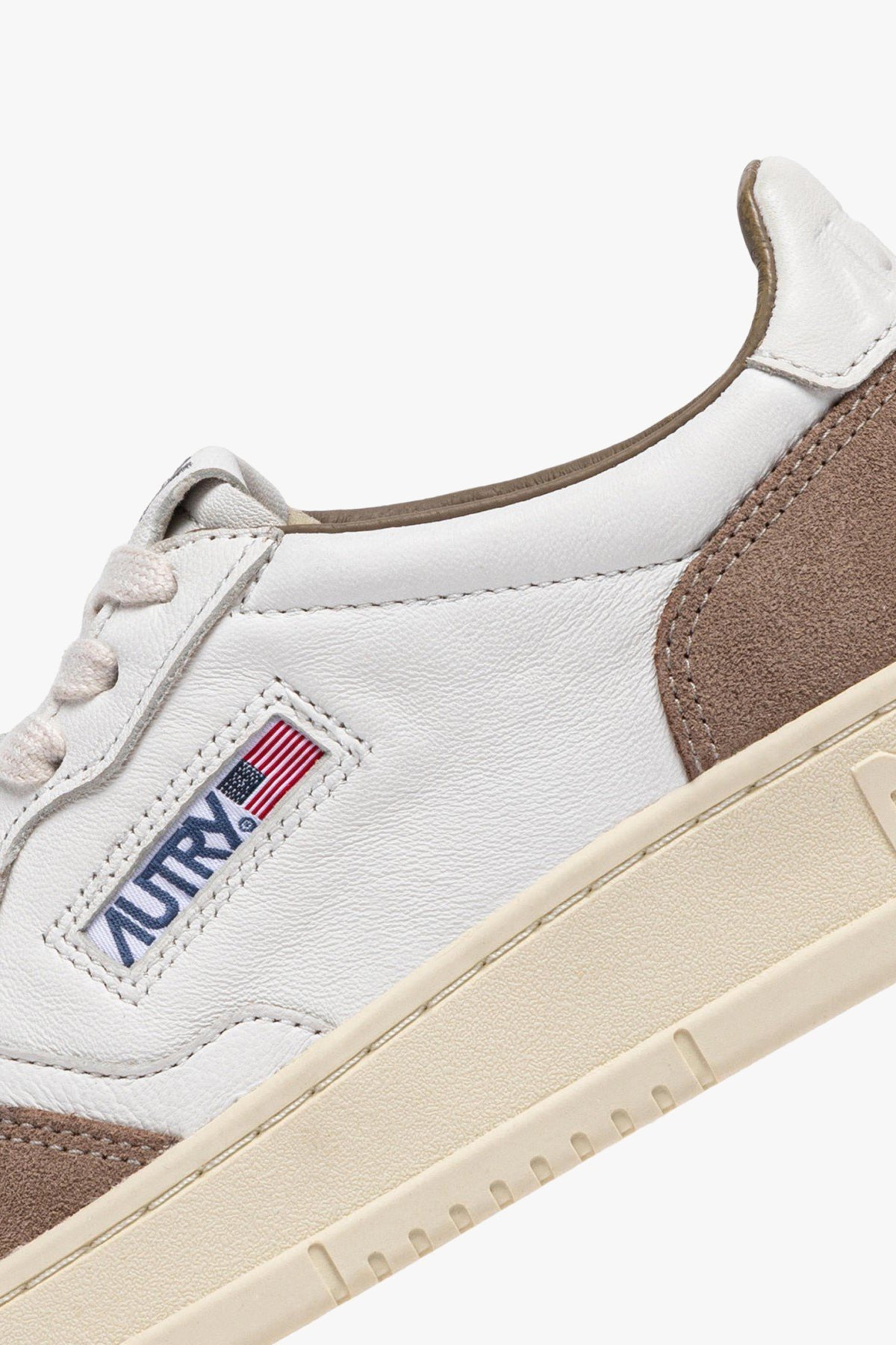 Sneaker Medalist in White/Tobacco Suede Autry