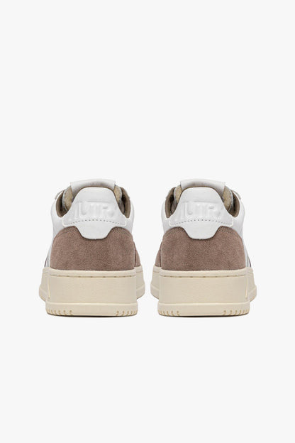 Sneaker Medalist in White/Tobacco Suede Autry