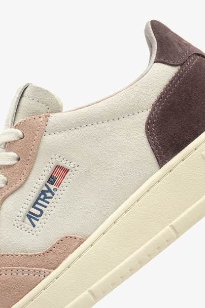 Sneaker Medalist Low in Powder/Ebony Autry