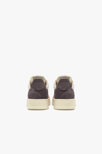 Sneaker Medalist Low in Powder/Ebony Autry