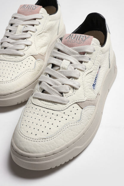 Sneaker Medalist Low in Silber/Puder Autry