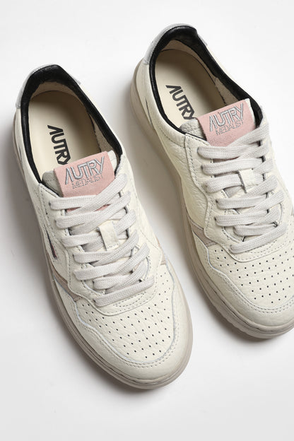 Sneaker Medalist Low in Silber/Puder Autry