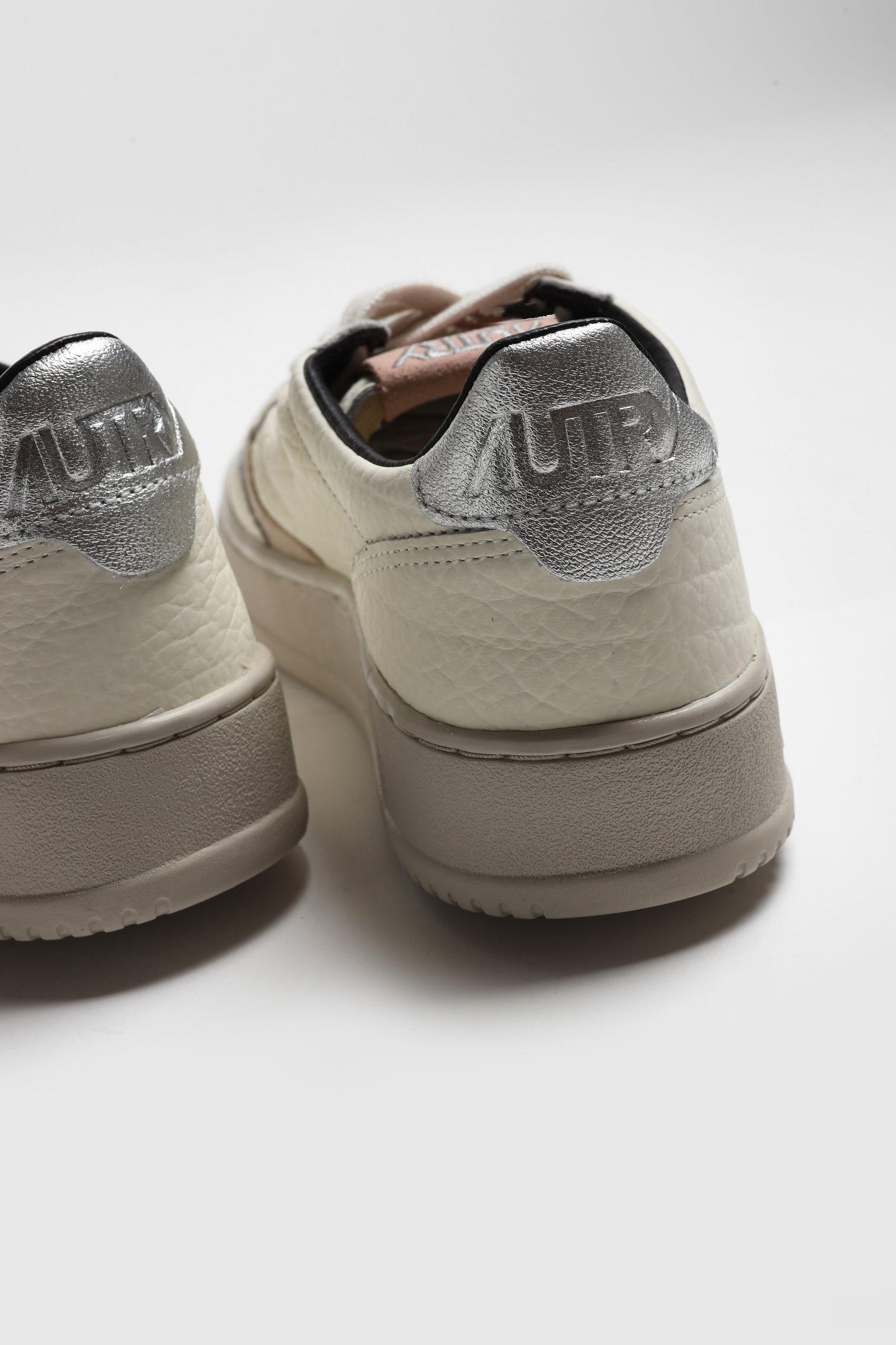 Sneaker Medalist Low in Silber/Puder Autry