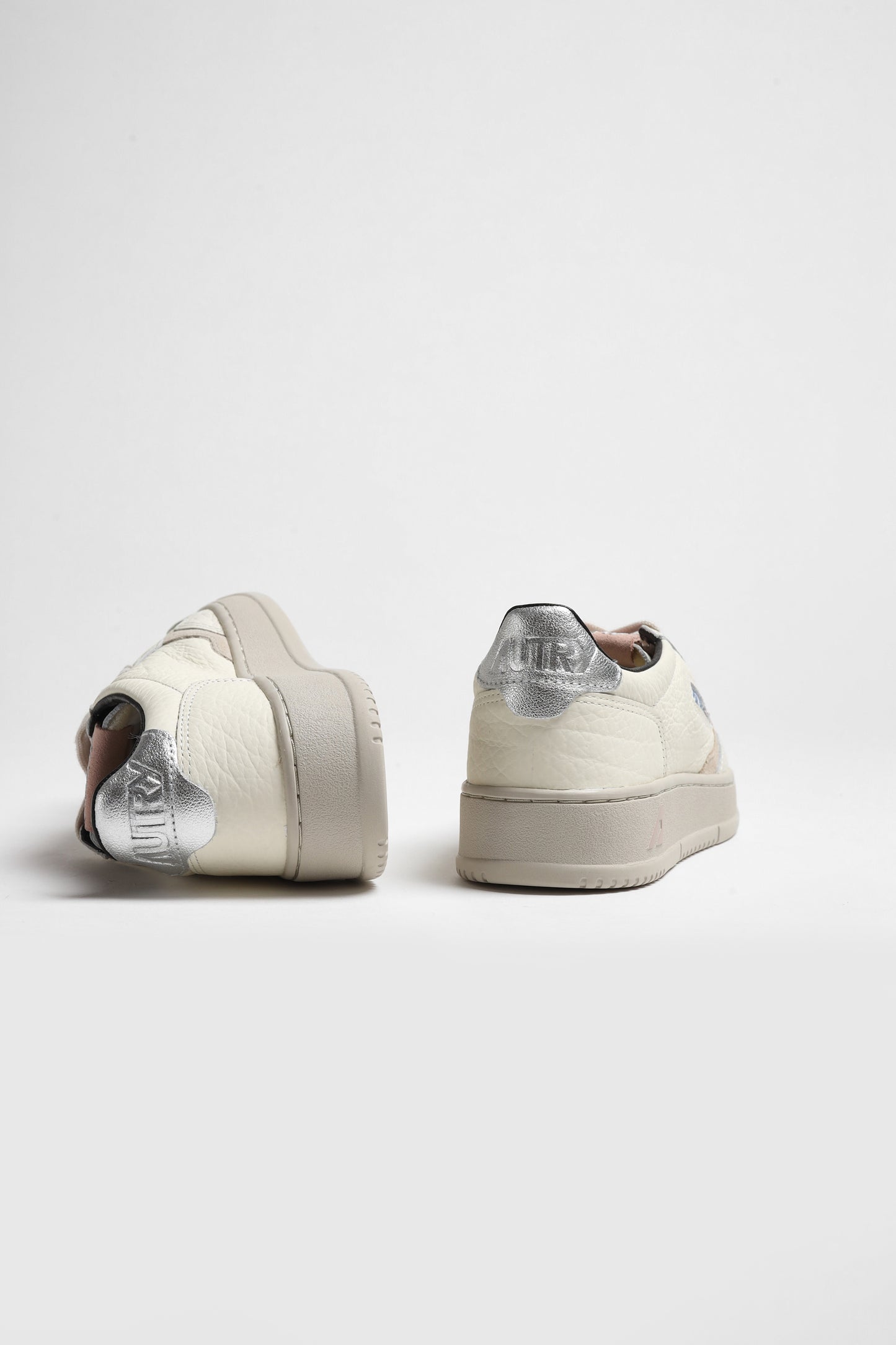 Sneaker Medalist Low in Silber/Puder Autry