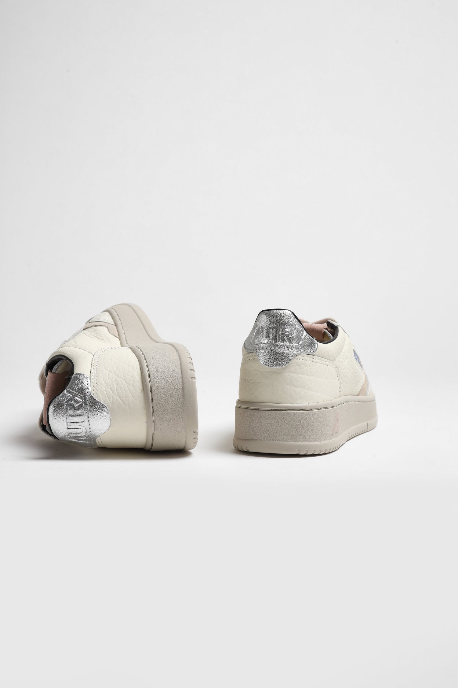 Sneaker Medalist Low in Silber/Puder Autry