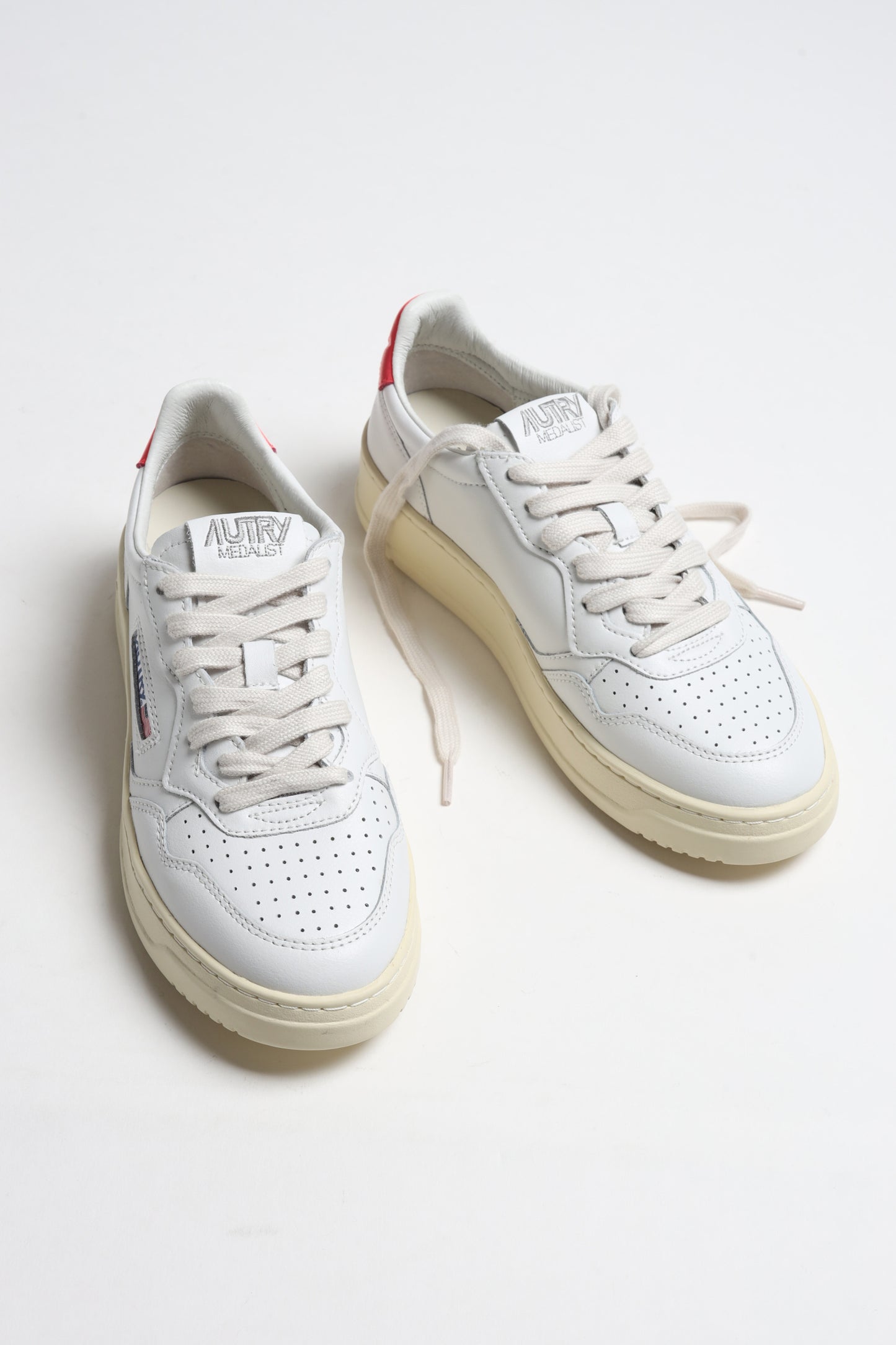 Sneaker Medalist Low in Weiß/Rot Autry
