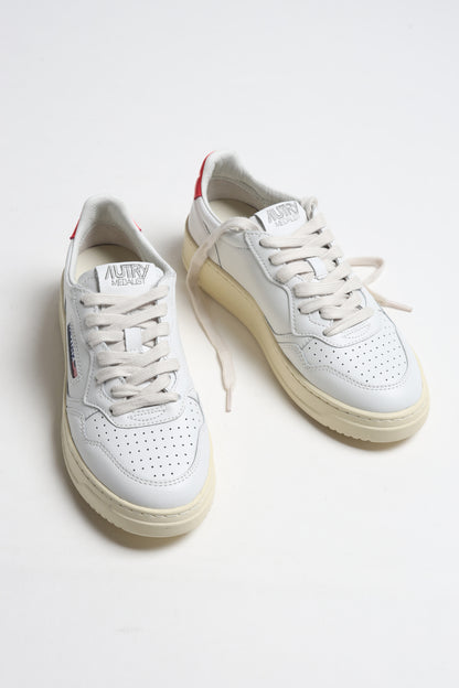 Sneaker Medalist Low in Weiß/Rot Autry