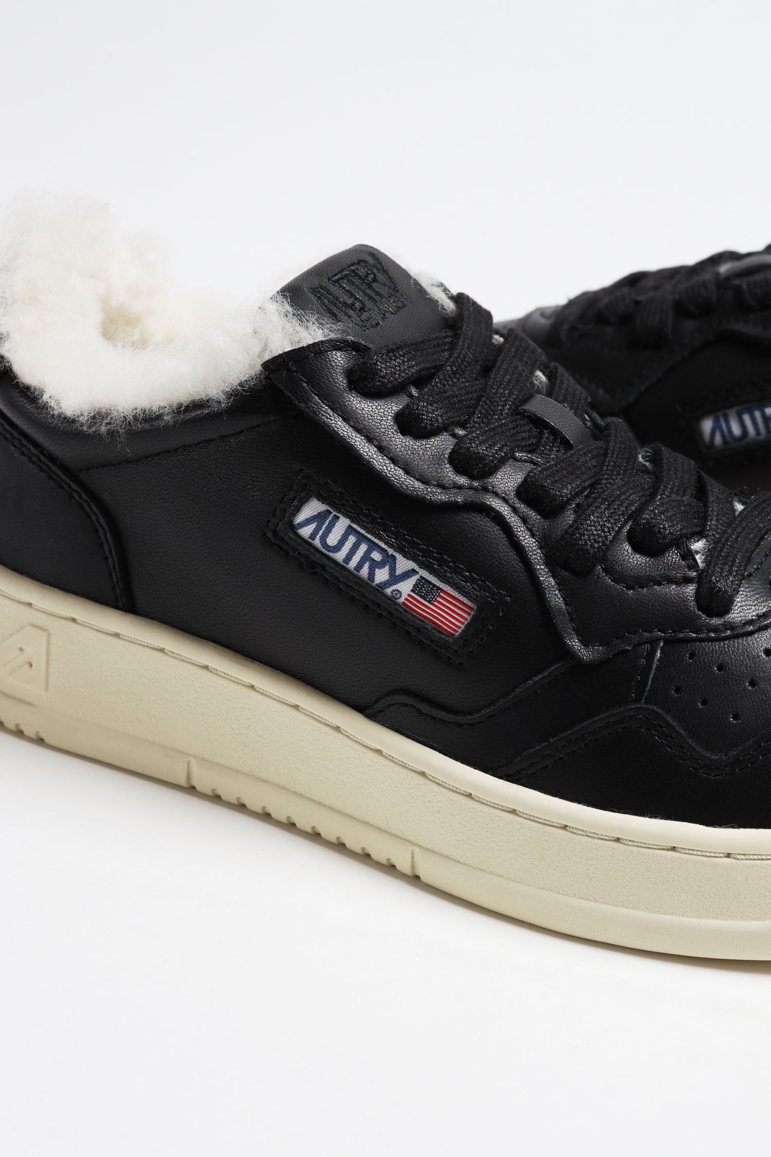 Sneaker Medalist Shearling in Black/White Autry