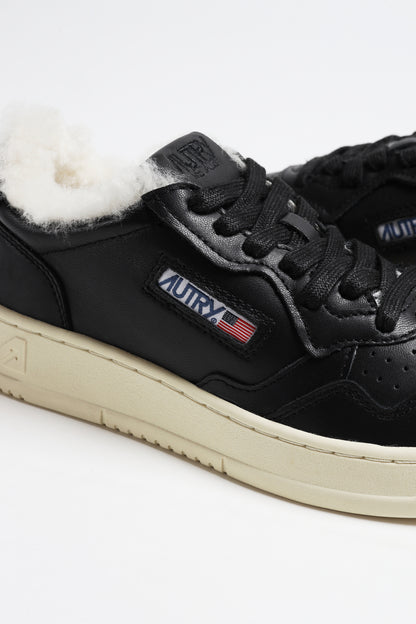 Sneaker Medalist Shearling in Black/White Autry
