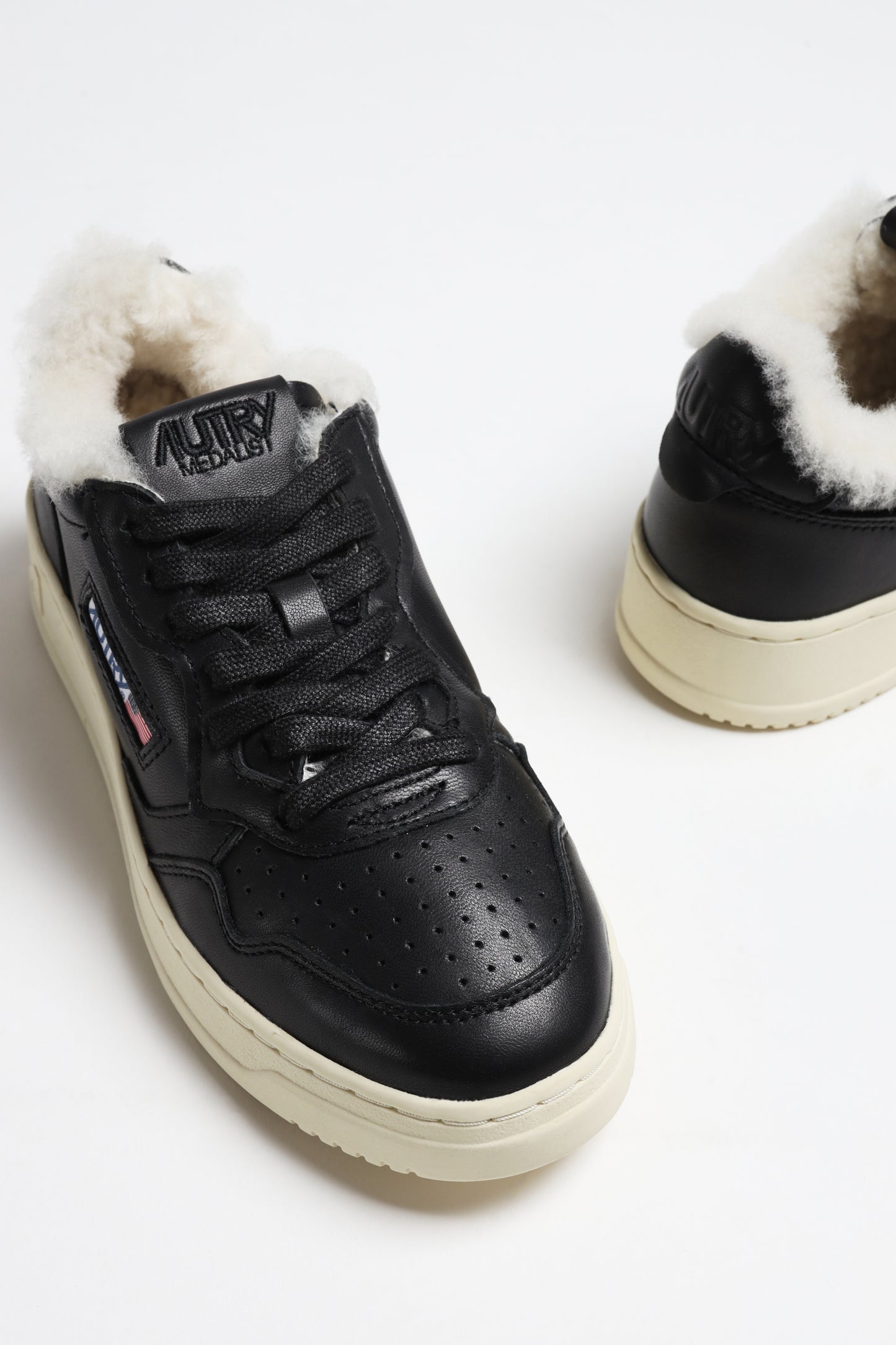 Sneaker Medalist Shearling in Black/White Autry