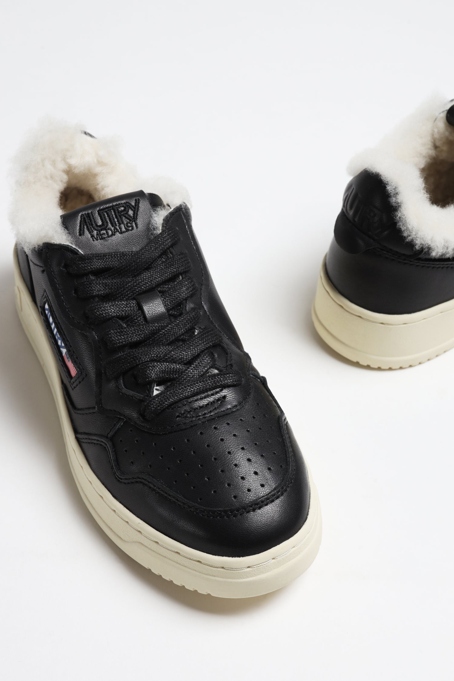 Sneaker Medalist Shearling in Black/White Autry