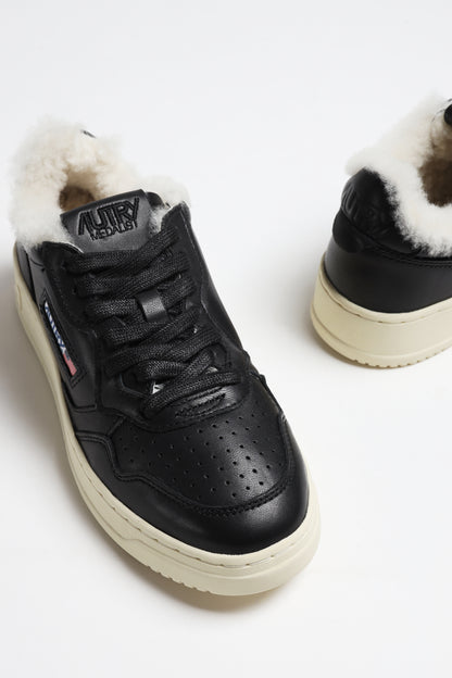 Sneaker Medalist Shearling in Black/White Autry