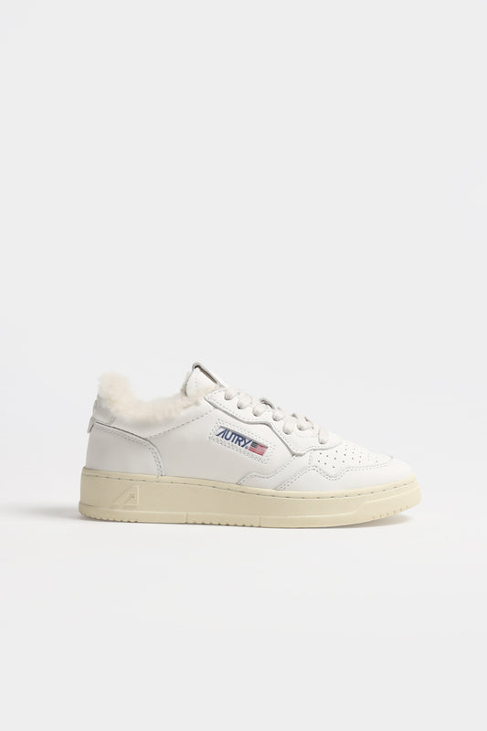 Sneaker Medalist Shearling in White Autry