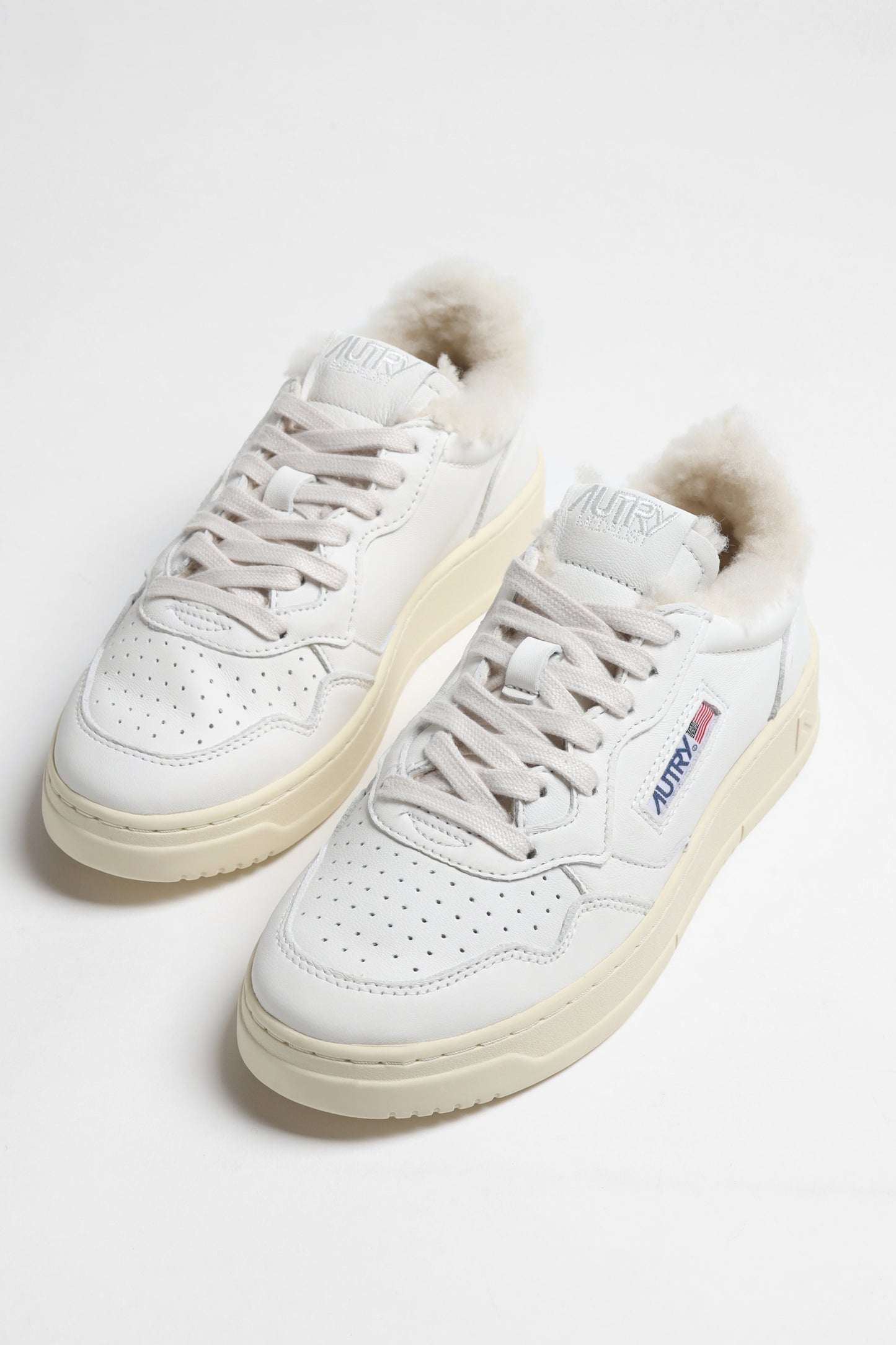Sneaker Medalist Shearling in White Autry