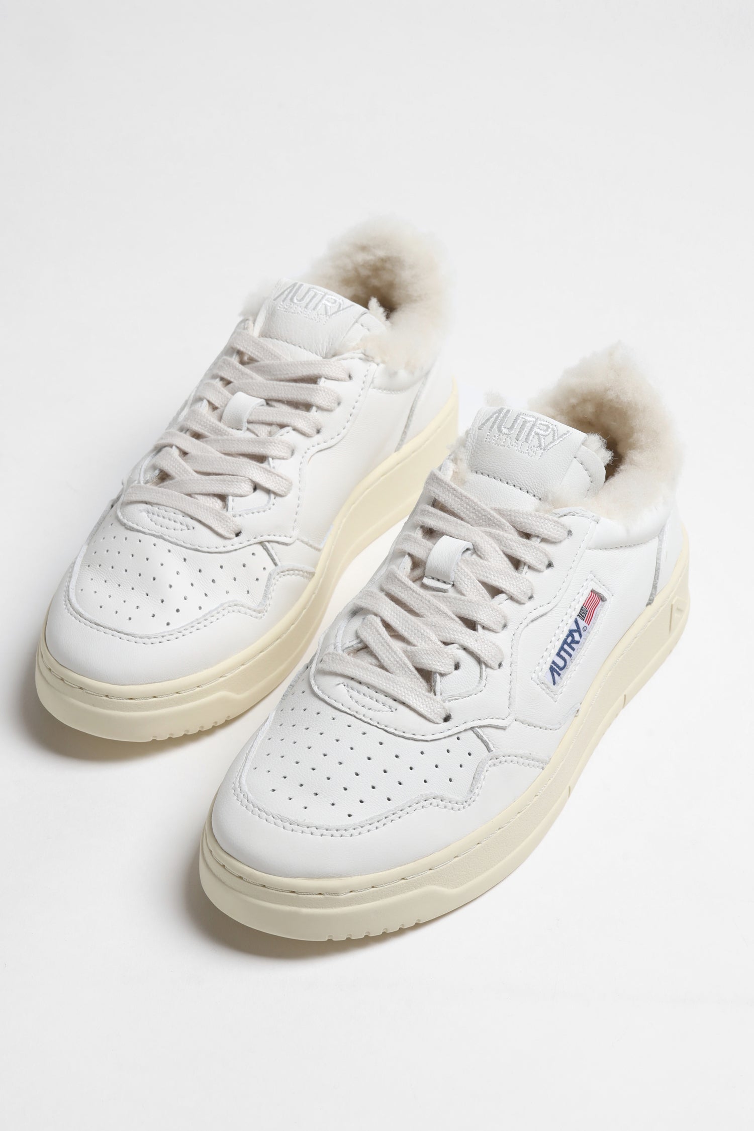 Sneaker Medalist Shearling in White Autry