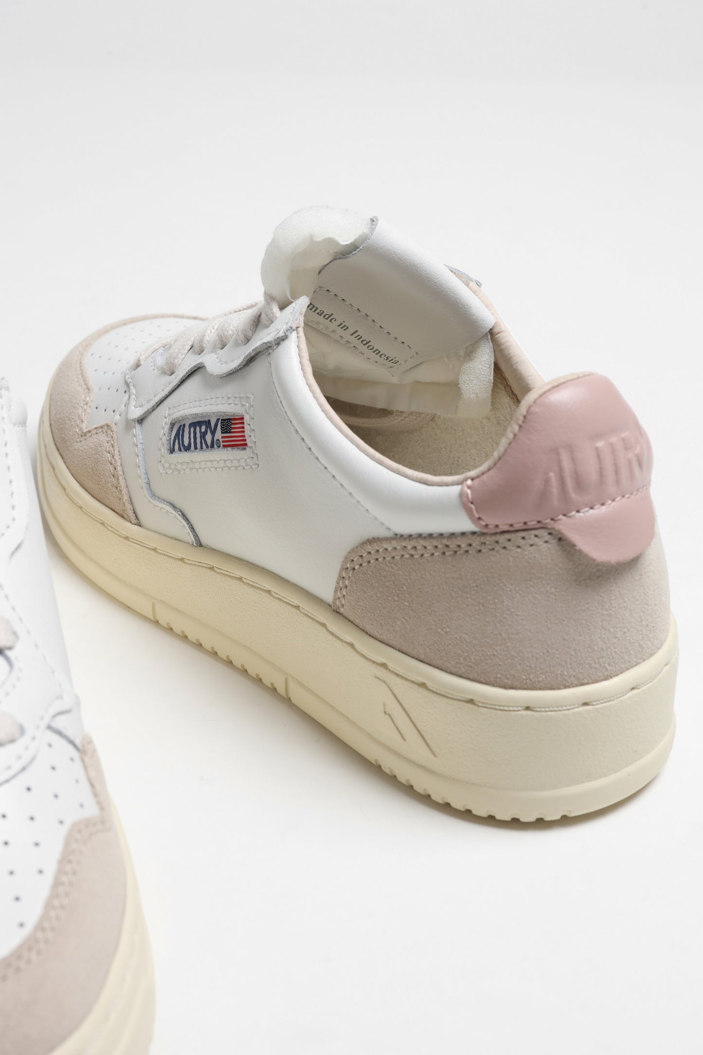Sneaker Medalist Suede in Weiß/Powder Autry