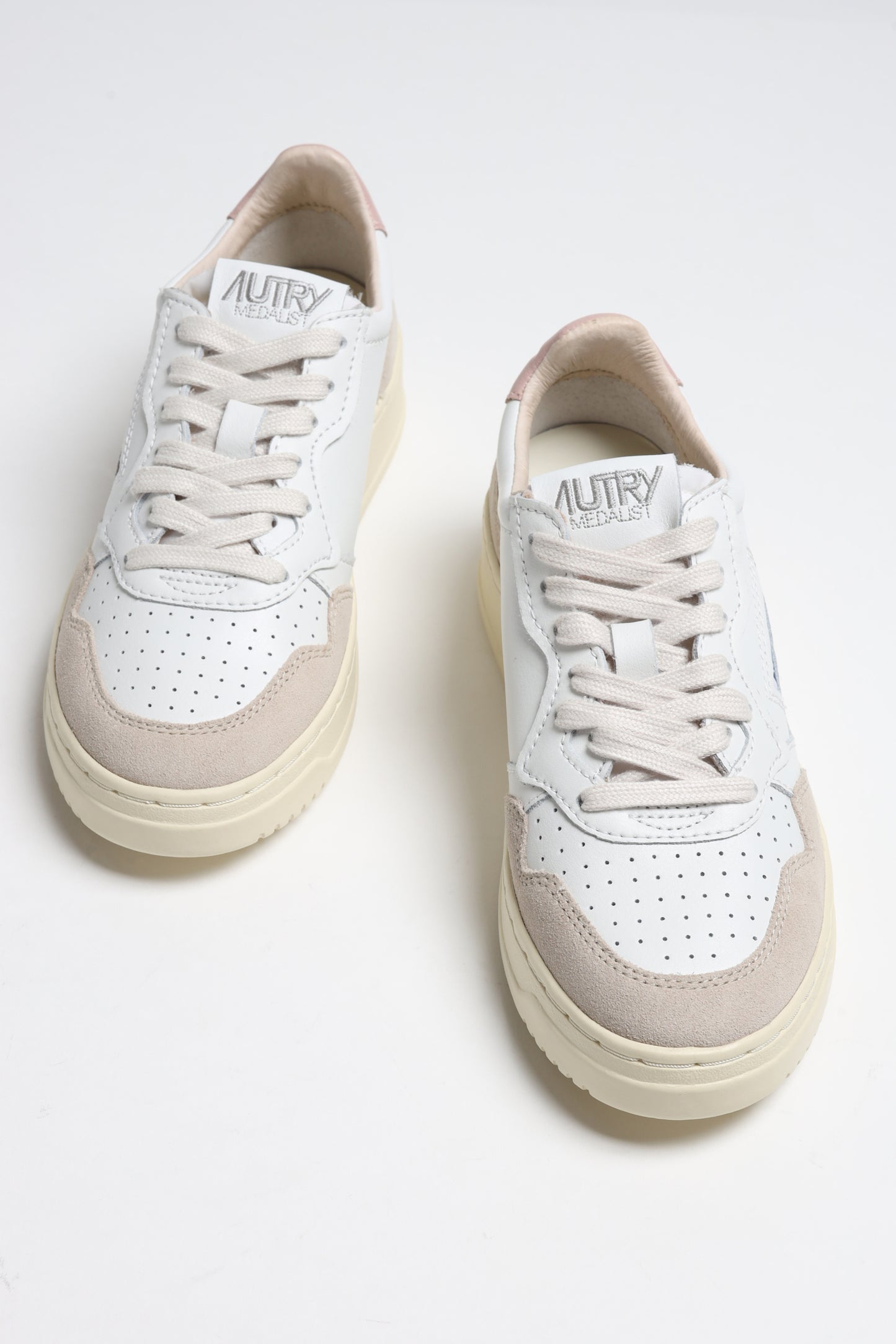 Sneaker Medalist Suede in Weiß/Powder Autry