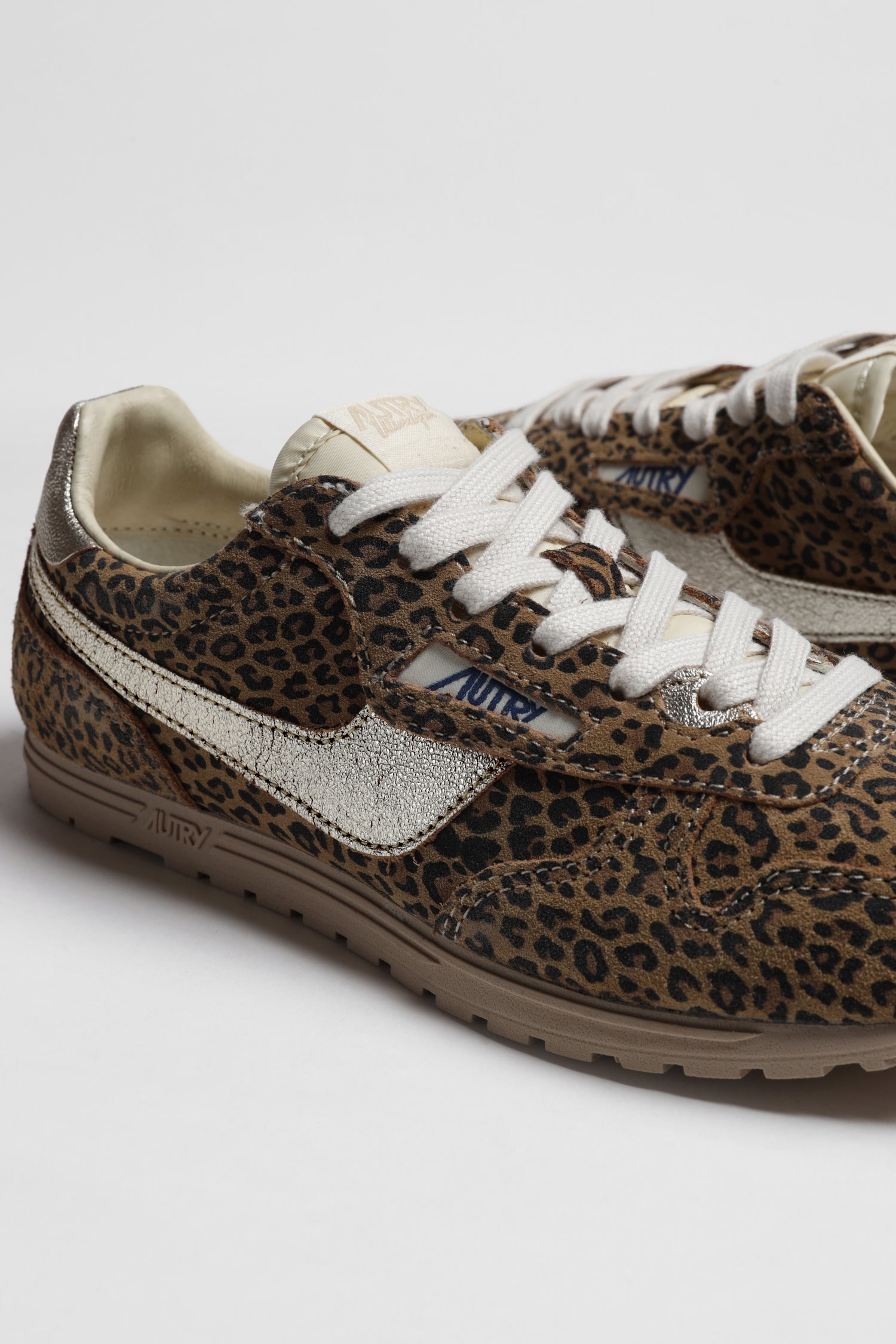 Zapatillas Windspin en ante con estampado de leopardo de Autry - Anita Hass