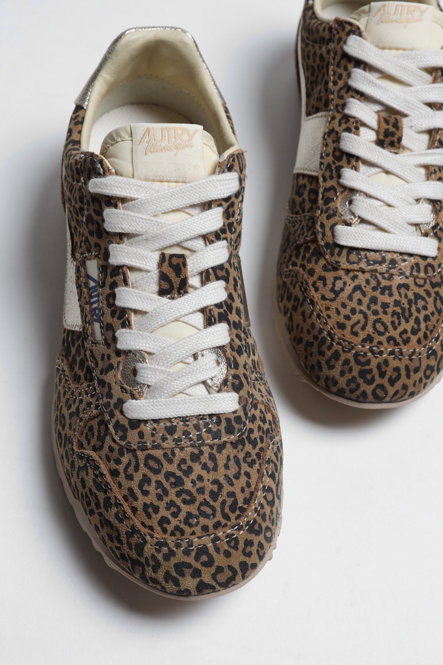 Zapatillas Windspin en ante con estampado de leopardo de Autry - Anita Hass