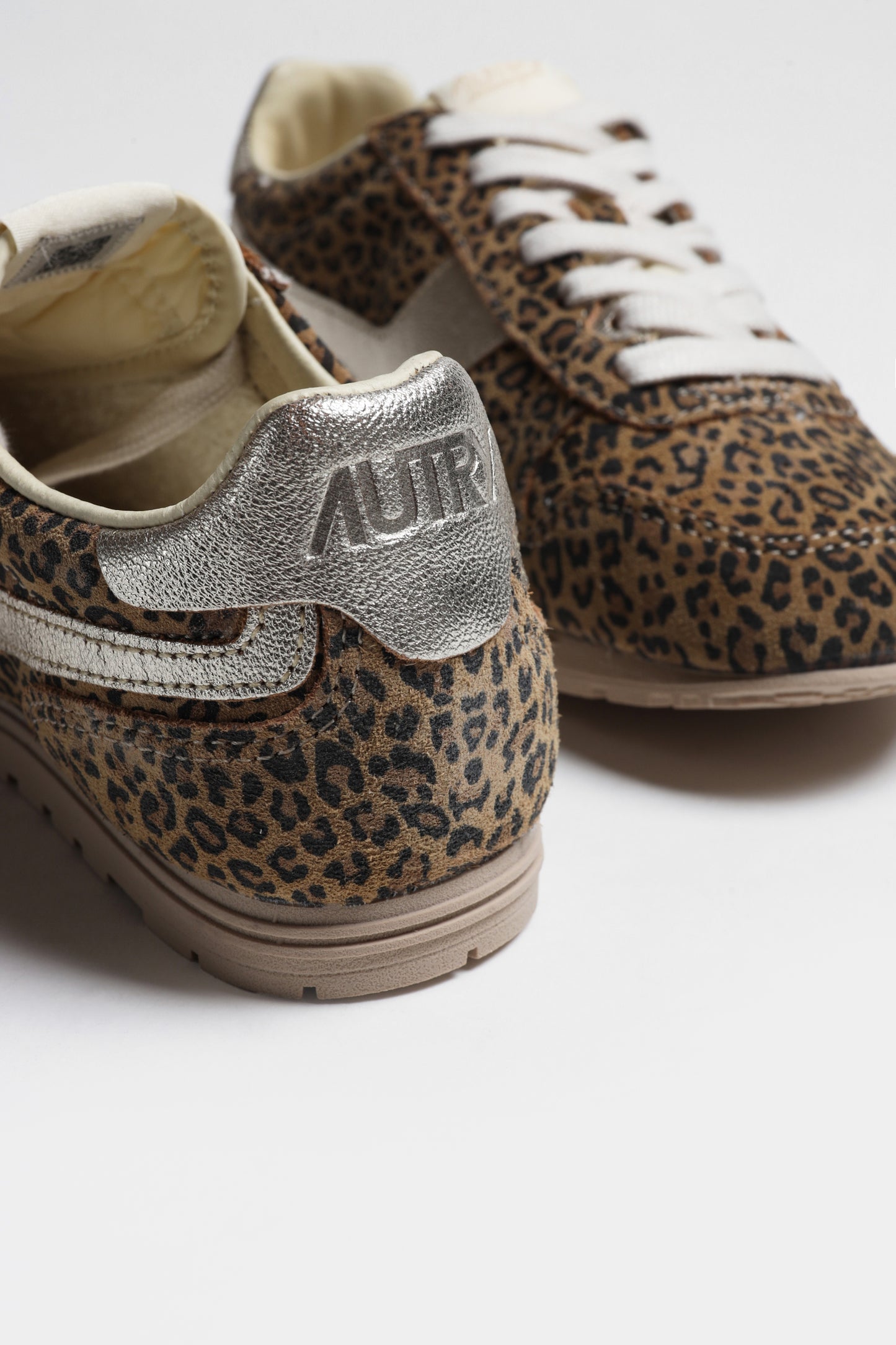 Zapatillas Windspin en ante con estampado de leopardo de Autry - Anita Hass