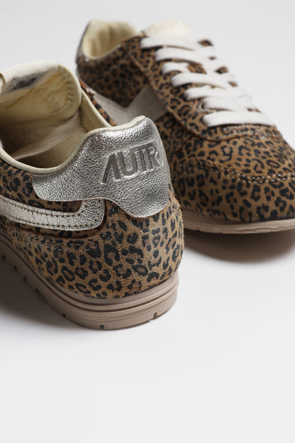 Zapatillas Windspin en ante con estampado de leopardo de Autry - Anita Hass