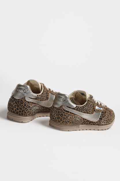 Zapatillas Windspin en ante con estampado de leopardo de Autry - Anita Hass