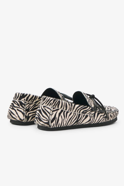 ゼブラ柄のモカシン「Fitza」
