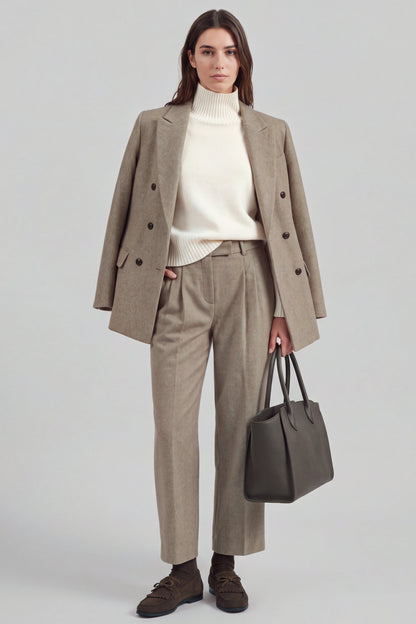 Anzug Set in Taupe Melange Ladneri – Model ist 1,78 m groß und trägt Gr. S