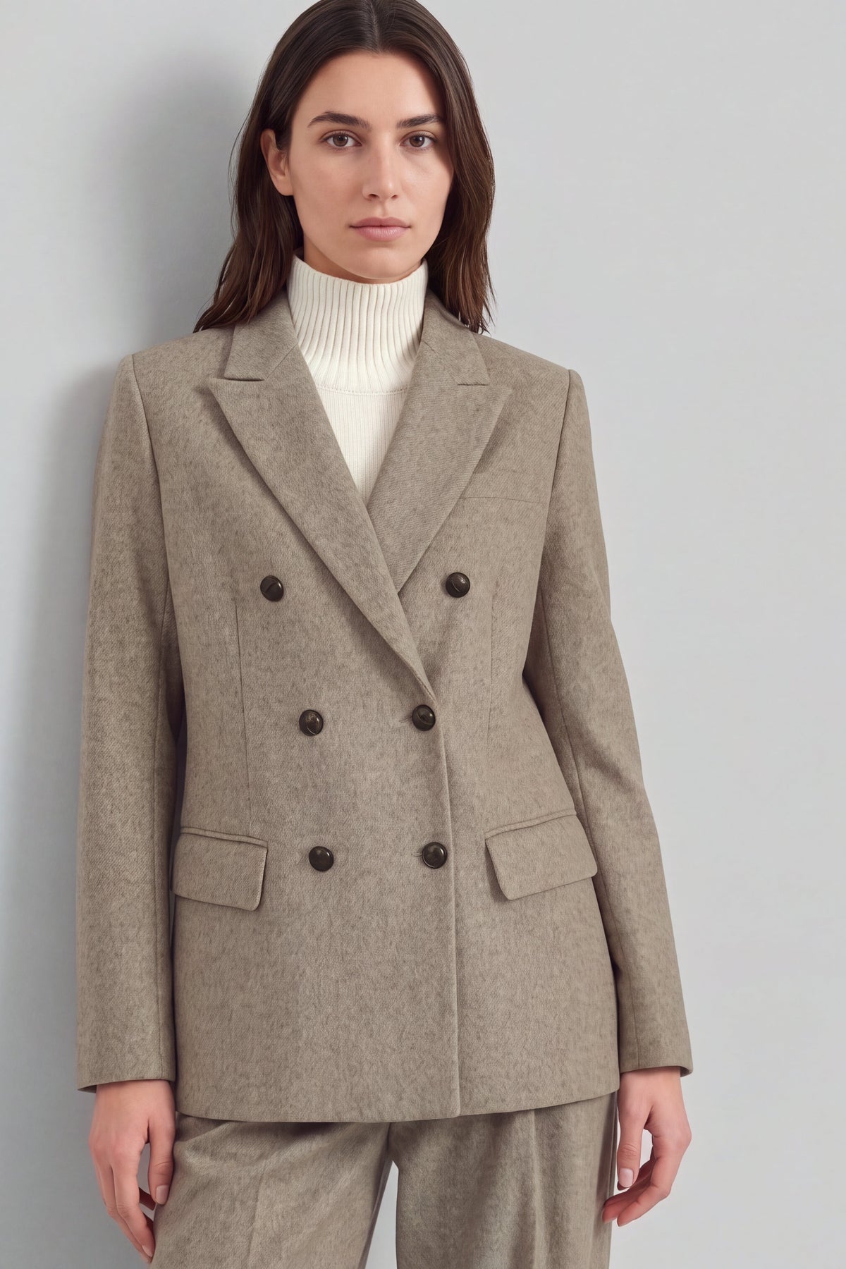 Anzug Set in Taupe Melange Ladneri – Model ist 1,78 m groß und trägt Gr. S