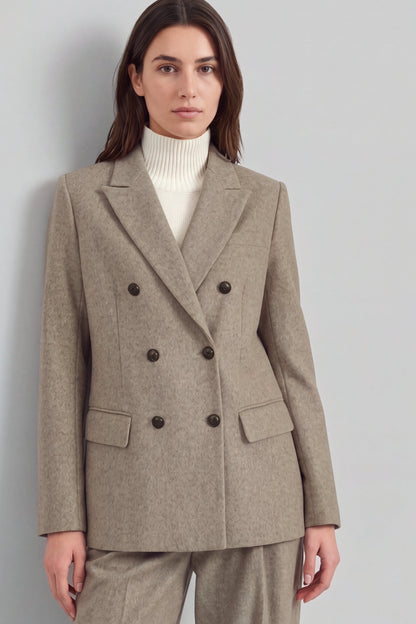 Anzug Set in Taupe Melange Ladneri – Model ist 1,78 m groß und trägt Gr. S